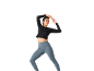 Femme en haut de sport noir à manches longues et leggings gris.