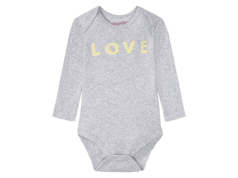 Een grijze baby-body met lange mouwen van L'upilù met de tekst 'LOVE'