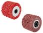 Deux brosses cylindriques abrasives, une rouge à poils et une marron non-tissée.