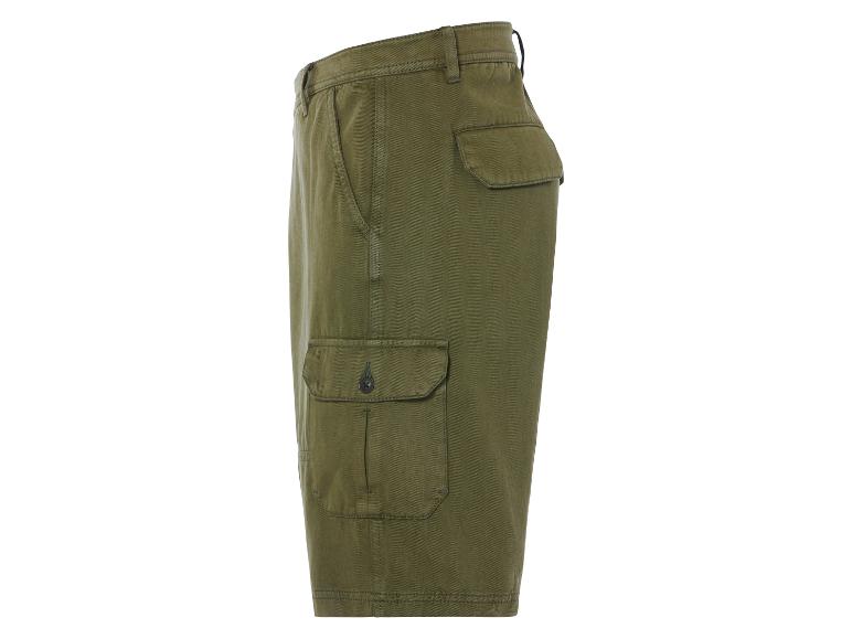 Shorts cargo vert olive : poches cargo, style décontracté.