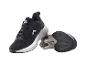 Zwarte sportschoenen met grijze en witte details, van de zijkant en onderkant zichtbaar.