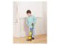 Un enfant aspire le sol avec un aspirateur jouet Dyson.