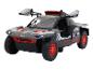 Un modèle tout-terrain Audi e-tron noir et rouge.