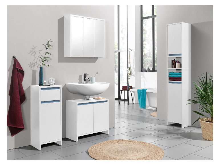 Meubles de salle de bain modernes et blancs avec une armoire miroir et une armoire haute.