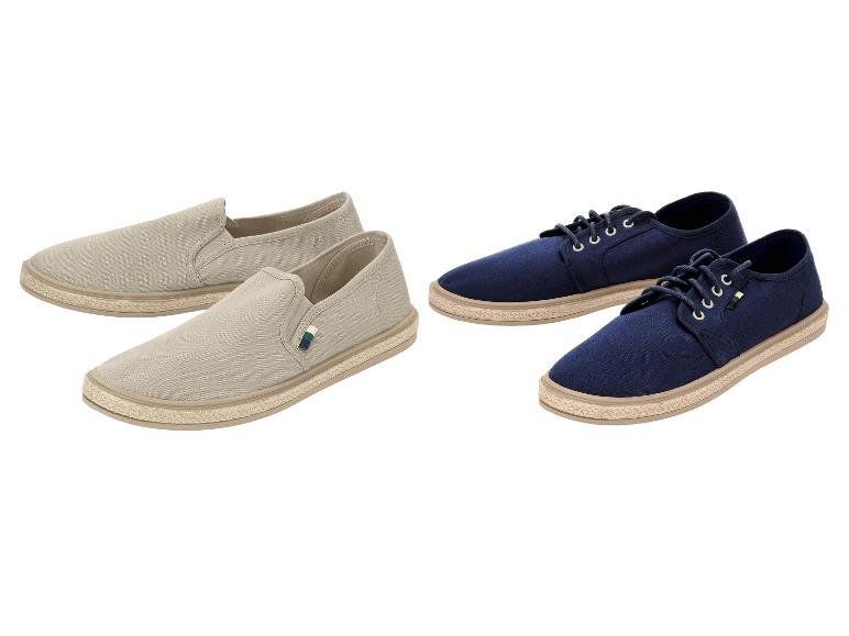 Deux paires d'espadrilles : des mocassins beiges et des baskets bleu marine à lacets.