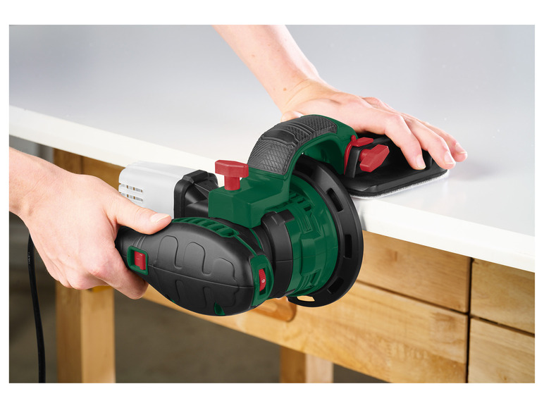 Een groene Bosch schuurmachine wordt gebruikt om een houten oppervlak te schuren.