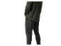 Homme portant une veste verte et un pantalon de sport gris.