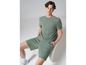 Man draagt een groene T-shirt en korte broek met luipaardprint.