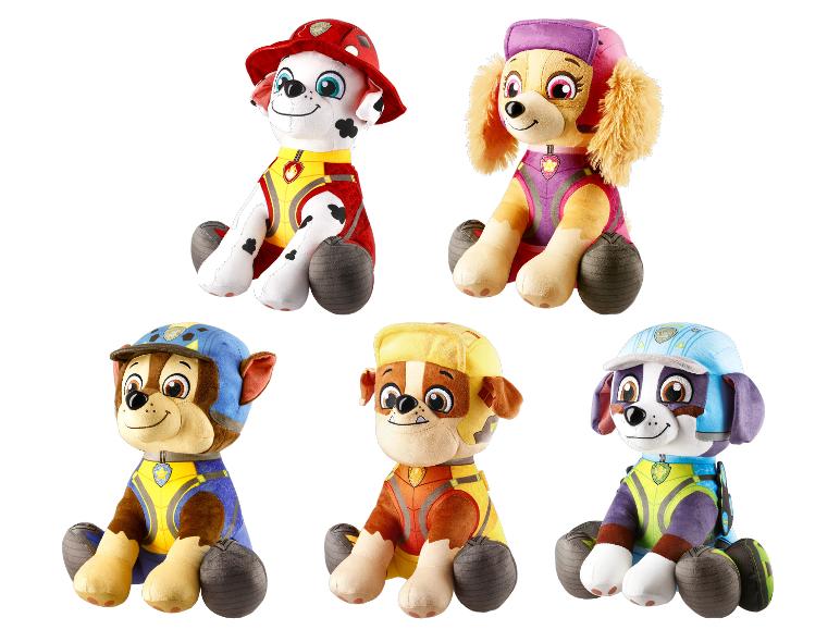 Zes pluche hondenknuffels in verschillende kleuren en outfits, zittend.