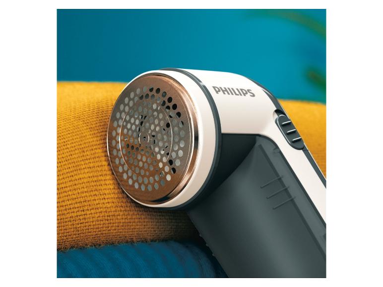 Un rasoir à vêtements Philips sur un tissu jaune et bleu.