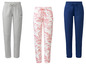 Drie verschillende joggingbroeken: grijs, roze met marmerprint en donkerblauw.