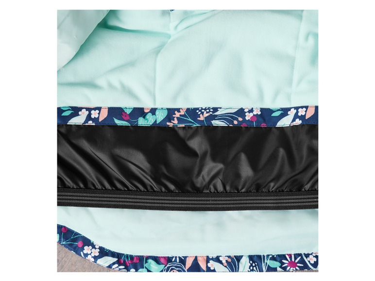 Een blauwe jas met bloemenprint en een zwarte voering.