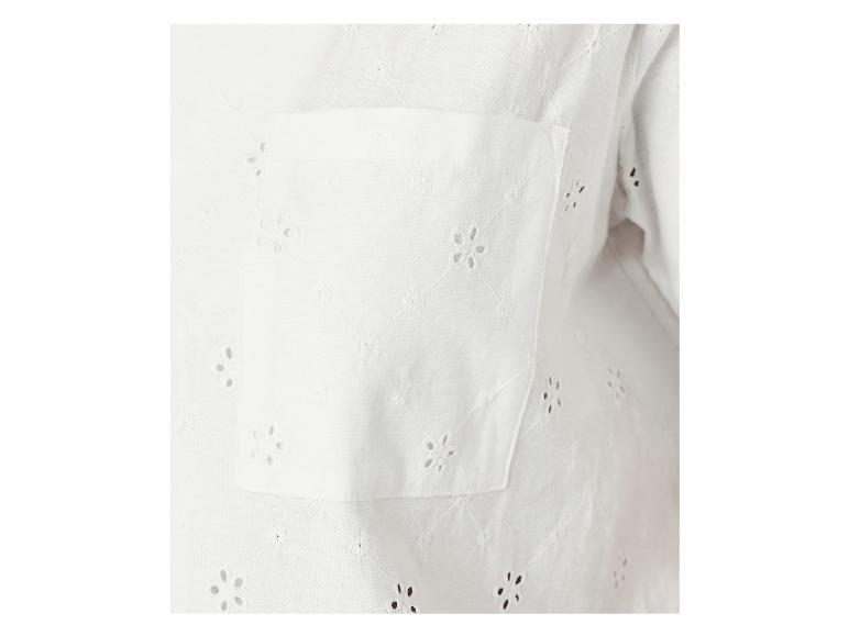 Détail d'une chemise blanche en broderie anglaise avec une poche poitrine.