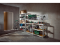 Garage of werkplaats met stellingen, gereedschap, opbergdozen en een stofzuiger.