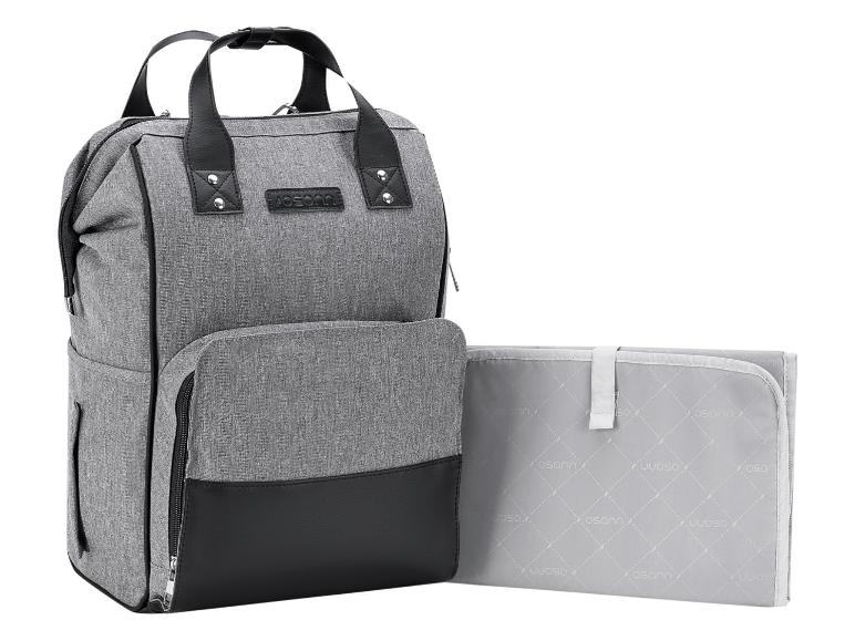 Un sac à dos gris Osann avec un matelas à langer assorti.