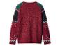 Achterkant van een rode kersttrui met groene, witte en donkerblauwe fair isle patronen.
