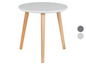 Table basse blanche avec pieds en bois.