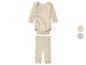 Geribde baby romper en broek in beige en grijs.