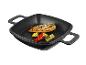 Vierkante gietijzeren grillpan met gegrilde kip en groenten.