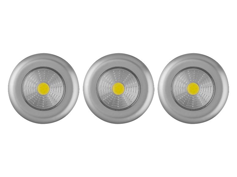 Trois spots LED encastrés ronds.