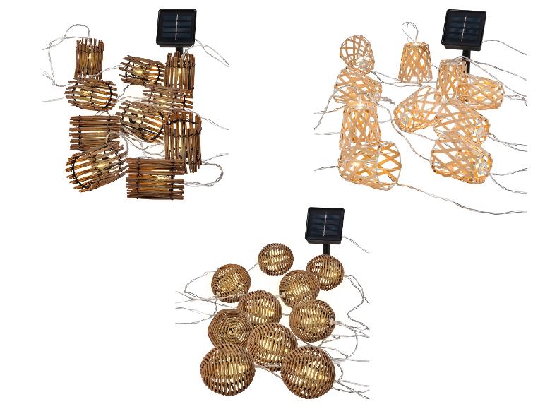 Guirlandes lumineuses solaires avec détails en rotin et bois de différentes formes.
