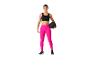 Vrouw in roze leggings en zwart topje met een medicijnbal.