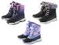 Trois paires de bottes d'hiver pour enfants de différentes couleurs et motifs.