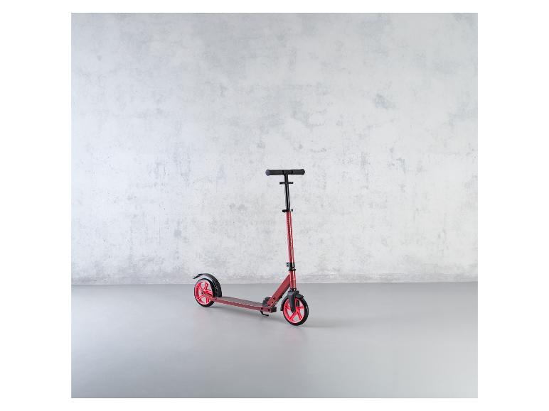 Trottinette rouge avec roues rouges, design moderne.