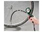 Een hand pompt een fietsband op met een groene manometer.