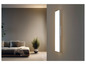 Un lampadaire mural rectangulaire moderne dans un intérieur minimaliste.