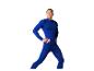 Een man in een blauwe trainingsset, met handen in de zij, kijkt opzij.