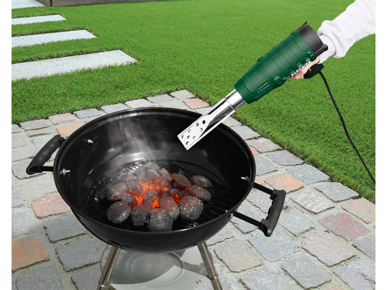 Allume-barbecue électrique allumant du charbon de bois dans un barbecue au charbon.