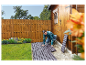 Installation de dalles de terrasse en plastique dans un jardin.