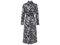 Een zwarte maxi-jurk met witte bloemenprint.