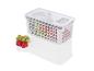 Een witte plastic opbergdoos met deksel, gevuld met fruit en groenten.