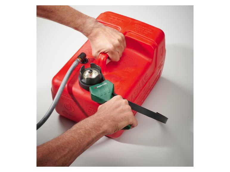 Bidon de carburant rouge PARKSIDE avec tuyau et pistolet de ravitaillement.