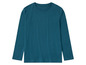Un t-shirt à manches longues bleu foncé.