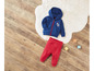 Un sweat-shirt bleu à capuche et fermeture éclair et un pantalon rouge pour bébés.