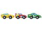 Trois voitures de course en bois comme jouets.