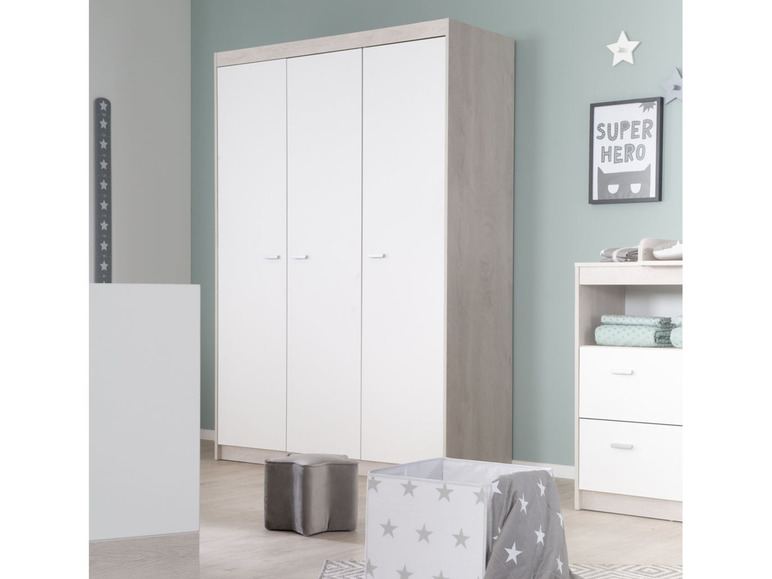 Une armoire blanche à trois portes dans une chambre d'enfant.