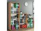 Een houten boekenkast met kleurrijke ringbinders en boeken.