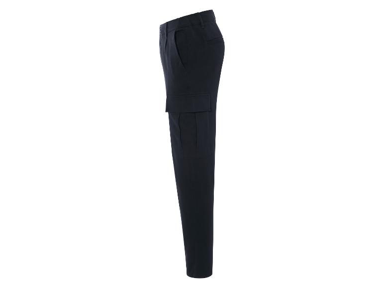 Pantalon cargo bleu foncé avec plusieurs poches.