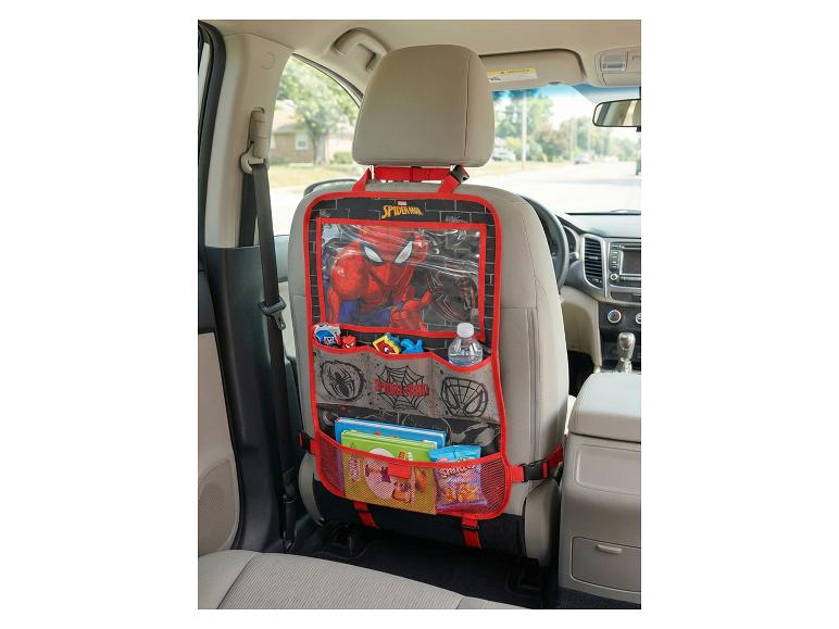 Spider-Man autostoel organizer met speelgoed, boeken en snacks.