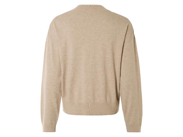 Een beige gebreide trui met lange mouwen.