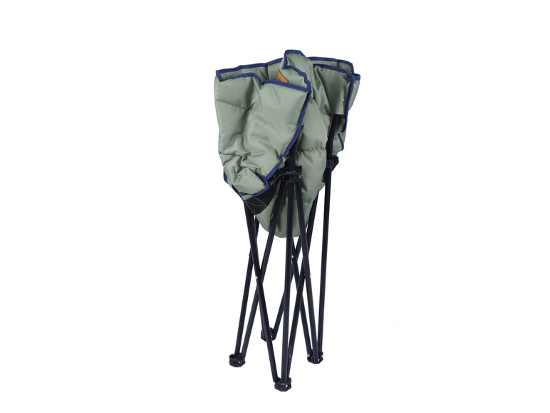 Een gevouwen campingstoel met een groene zitting en een zwart frame.