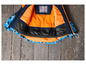Une veste d'hiver bleue et orange avec une étiquette de nom.