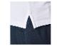 Wit polo shirt en donkerblauwe broek: kledingdetails.
