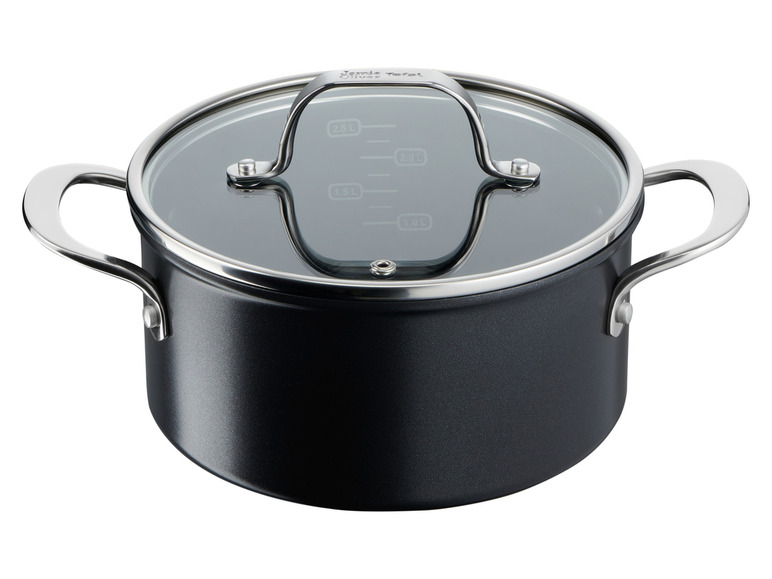 Une casserole noire avec un couvercle en verre de Jamie Oliver et Tefal.