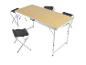 Table de camping pliante en bambou avec quatre tabourets pliants.