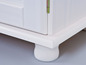 Witte houten kast met ronde poten.